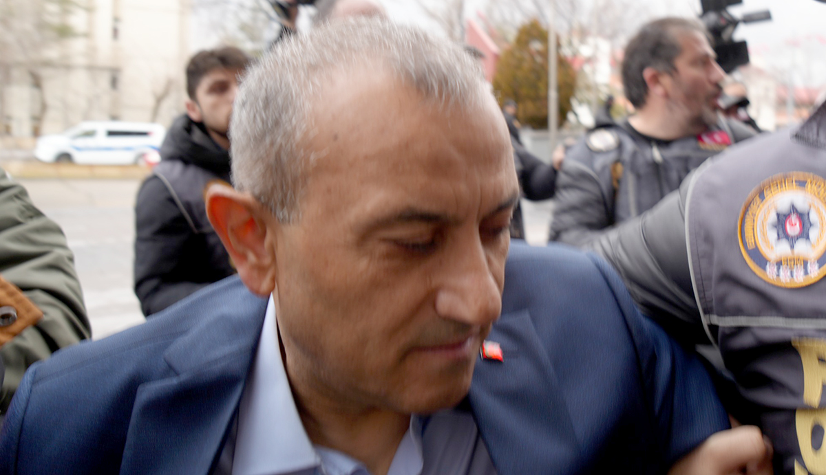 O Vali hakim karşısında!