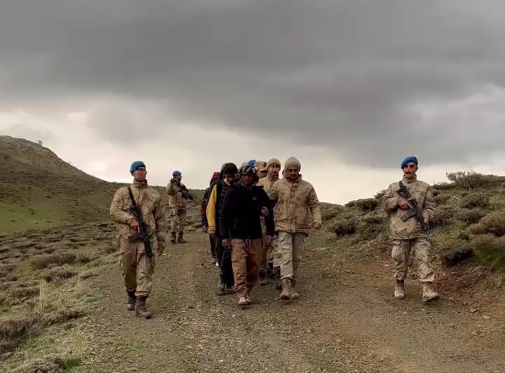 Yine göçmen kaçakçılığı: 26 Afgan sınır dışı 1 tutuklama