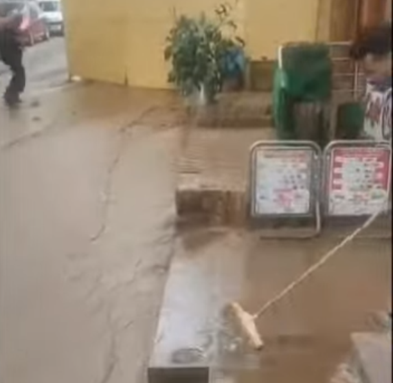 Erzurum'da boru patladı, iş yerlerini su bastı - TIKLA İZLE