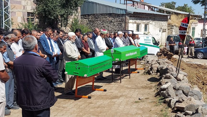 Yürek Yakan Manzara... Okul Sıraları Musalla Oldu